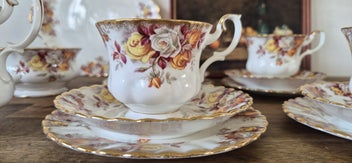 Listing 2 of 4 for Beautiful Royal Albert "Lenora" Teaset