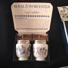 Listing 1 of 7 for F) PAIR ROYAL WORCESTER ENGLAND PORCELAIN EGG CODDLERS - ‘JUNE GARLAND”