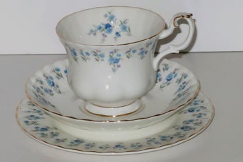 Listing 1 of 2 for ***ROYAL ALBERT "MEMORY LANE" TRIO***