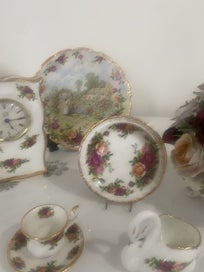 Listing 3 of 20 for ROYAL ALBERT MINT CONDITION 74 PEICE OLD COUNTRY ROSES SET