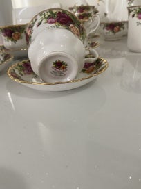 Listing 5 of 20 for ROYAL ALBERT MINT CONDITION 74 PEICE OLD COUNTRY ROSES SET