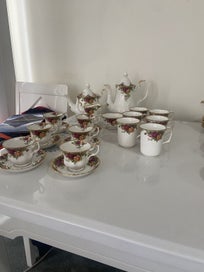 Listing 6 of 20 for ROYAL ALBERT MINT CONDITION 74 PEICE OLD COUNTRY ROSES SET