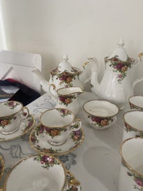 Listing 1 of 20 for ROYAL ALBERT MINT CONDITION 74 PEICE OLD COUNTRY ROSES SET