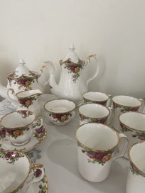 Listing 8 of 20 for ROYAL ALBERT MINT CONDITION 74 PEICE OLD COUNTRY ROSES SET