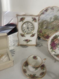 Listing 9 of 20 for ROYAL ALBERT MINT CONDITION 74 PEICE OLD COUNTRY ROSES SET