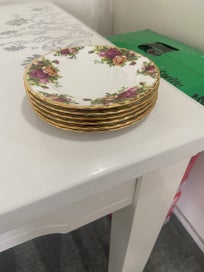 Listing 10 of 20 for ROYAL ALBERT MINT CONDITION 74 PEICE OLD COUNTRY ROSES SET