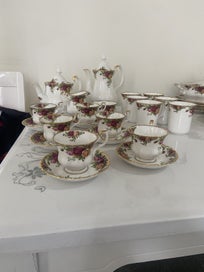 Listing 11 of 20 for ROYAL ALBERT MINT CONDITION 74 PEICE OLD COUNTRY ROSES SET