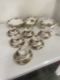Listing 12 of 20 for ROYAL ALBERT MINT CONDITION 74 PEICE OLD COUNTRY ROSES SET