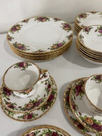 Listing 13 of 20 for ROYAL ALBERT MINT CONDITION 74 PEICE OLD COUNTRY ROSES SET