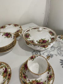 Listing 14 of 20 for ROYAL ALBERT MINT CONDITION 74 PEICE OLD COUNTRY ROSES SET