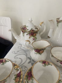 Listing 15 of 20 for ROYAL ALBERT MINT CONDITION 74 PEICE OLD COUNTRY ROSES SET