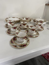 Listing 16 of 20 for ROYAL ALBERT MINT CONDITION 74 PEICE OLD COUNTRY ROSES SET