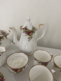 Listing 17 of 20 for ROYAL ALBERT MINT CONDITION 74 PEICE OLD COUNTRY ROSES SET