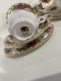 Listing 18 of 20 for ROYAL ALBERT MINT CONDITION 74 PEICE OLD COUNTRY ROSES SET