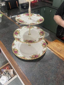 Listing 19 of 20 for ROYAL ALBERT MINT CONDITION 74 PEICE OLD COUNTRY ROSES SET