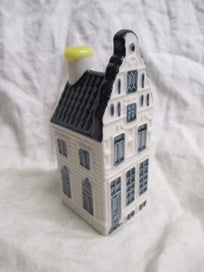 Listing 1 of 4 for KLM2 6976 - KLM Delft Blue Miniature House - No 10