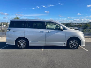 Nissan Elgrand 2014 photo 3