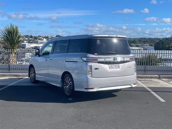 Nissan Elgrand 2014 photo 4