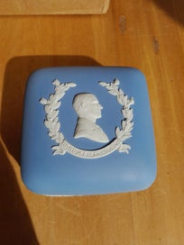 Listing 1 of 4 for Wedgwood Jasperware Trinket Box
