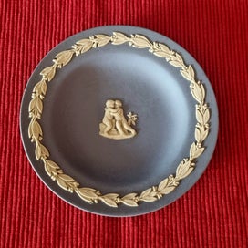 Listing 1 of 3 for FABULOUS Vintage WEDGWOOD Jasperware Blue "Two Cherubs Embracing" Plate