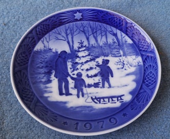 Listing 2 of 6 for +++ SCANDINAVIIAN " ROYAL COPENHAGEN - CHOOSING XMAS TREE" PLATE +++