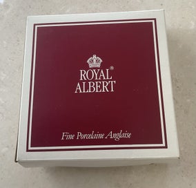 Listing 4 of 6 for Royal Albert Old Country Roses Leaf Dish