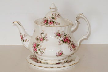 Listing 1 of 8 for ***ROYAL ALBERT LAVENDER ROSE TEAPOT AND TEAPOT STAND***