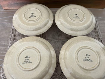 Listing 8 of 14 for Crown Lynn Cups and lSaucers d185