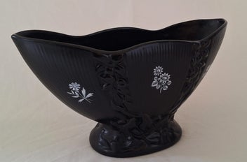 Listing 4 of 14 for <<< BLACK " CROWN LYNN .553 SHAPE" VASE >>>
