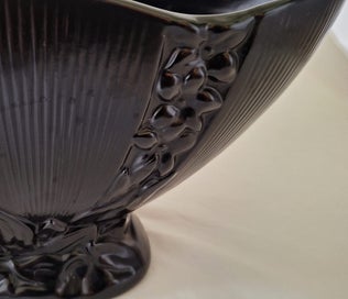 Listing 11 of 14 for <<< BLACK " CROWN LYNN .553 SHAPE" VASE >>>