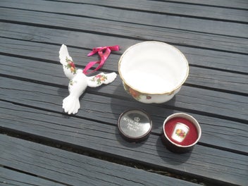 Listing 2 of 3 for ROYAL ALBERT OLD COUNTRY ROSES THIMBLE, SUGAR BOWL & XMAS DOVE