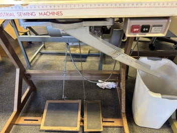 Listing 2 of 3 for Industrial overlocker Singer 4 thread