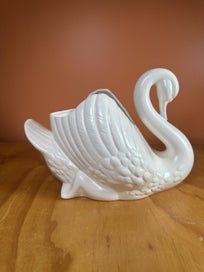 Listing 2 of 7 for Magnificent Large Crown Lynn Large Swan 170 Excellent Condition