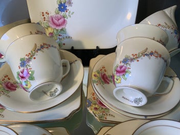 Listing 3 of 9 for ABSOLUTELY BEAUTIFUL ROYAL DOULTON ROSALEE TEASET