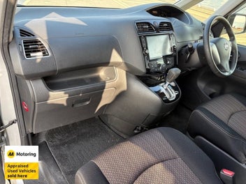Nissan Serena 2015 photo 4