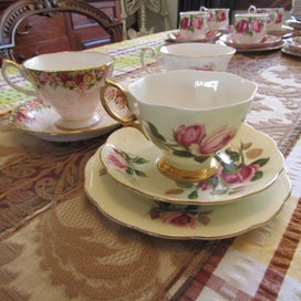 Listing 9 of 19 for Royal Albert. 75 Various Items In Total. A Motherlode Of Affordable Excellence.