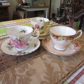Listing 11 of 19 for Royal Albert. 75 Various Items In Total. A Motherlode Of Affordable Excellence.