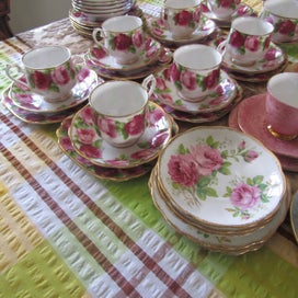 Listing 12 of 19 for Royal Albert. 75 Various Items In Total. A Motherlode Of Affordable Excellence.