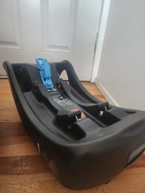 Listing 2 of 7 for Joie capsule and base