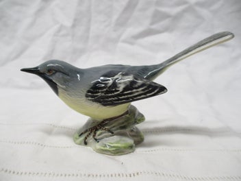 Listing 15 of 16 for BR 9273 - Beswick Tree Stump with Birds - Bird Display