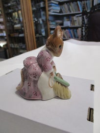Listing 5 of 7 for BZ1 7032 - Hunca Munca Sweeping - Beswick Beatrix Potter Figurine