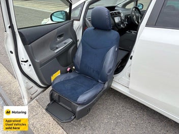 Toyota Prius Alpha 2013 photo 2