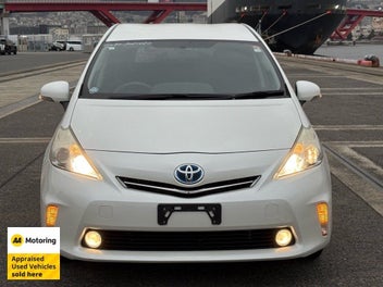 Toyota Prius Alpha 2013 photo 4