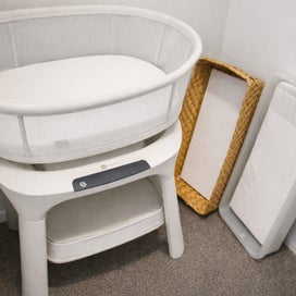 Listing 2 of 2 for 4 Moms Mamaroo Bassinet + Storage and sheets