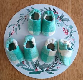 Listing 4 of 9 for Vintage wool baby slippers (new)