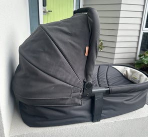 Listing 3 of 11 for Edwards & Co Oscar MX pram carry cot & accessories bundle $1res