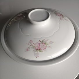 Listing 2 of 8 for Crown Lynn Springfair Large Casserole Dish