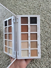 Listing 3 of 11 for NEAR NEW KYLIE COSMETICS CLASSIC MATTES EYESHADOW PALETTE RRP $58