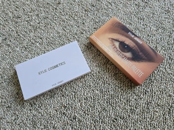 Listing 9 of 11 for NEAR NEW KYLIE COSMETICS CLASSIC MATTES EYESHADOW PALETTE RRP $58