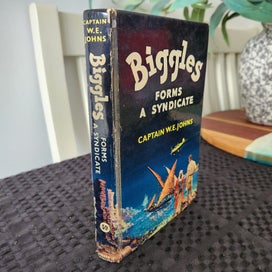 Listing 2 of 5 for Biggles Forms a Syndicate - Captain W.E.Johns - 1961 Pictorial Variant 1st Ed.